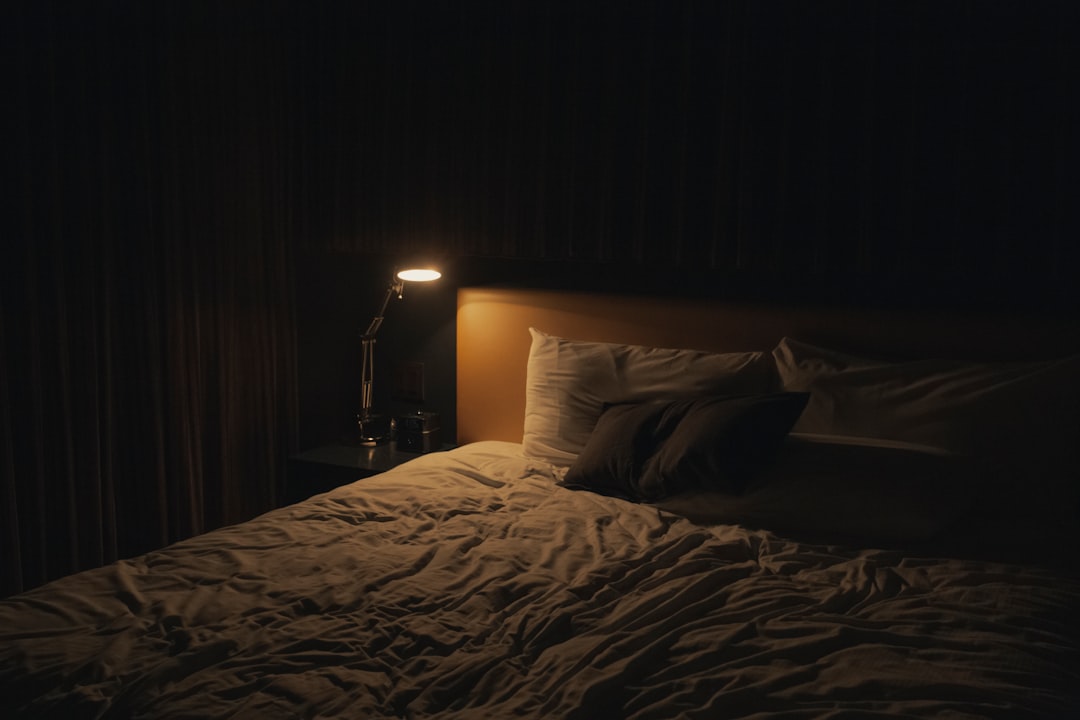 Spraakgestuurde lampen in knusse slaapkamer. Spraakgestuurde lampen in knusse slaapkamer.
