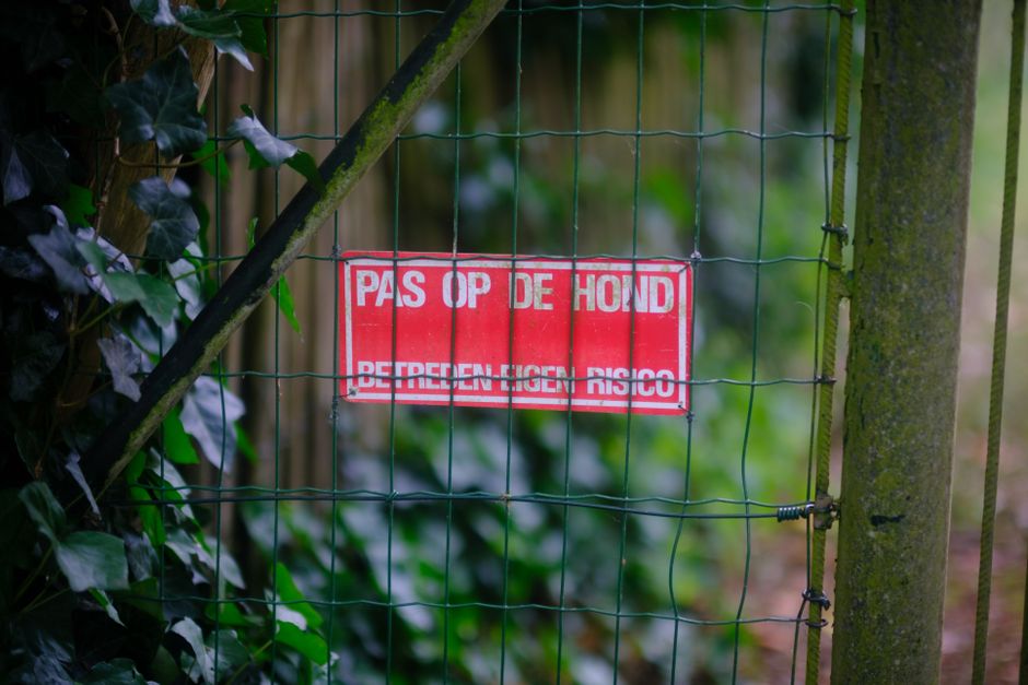 Geboortebord van plexiglas naast tuinmeubilair