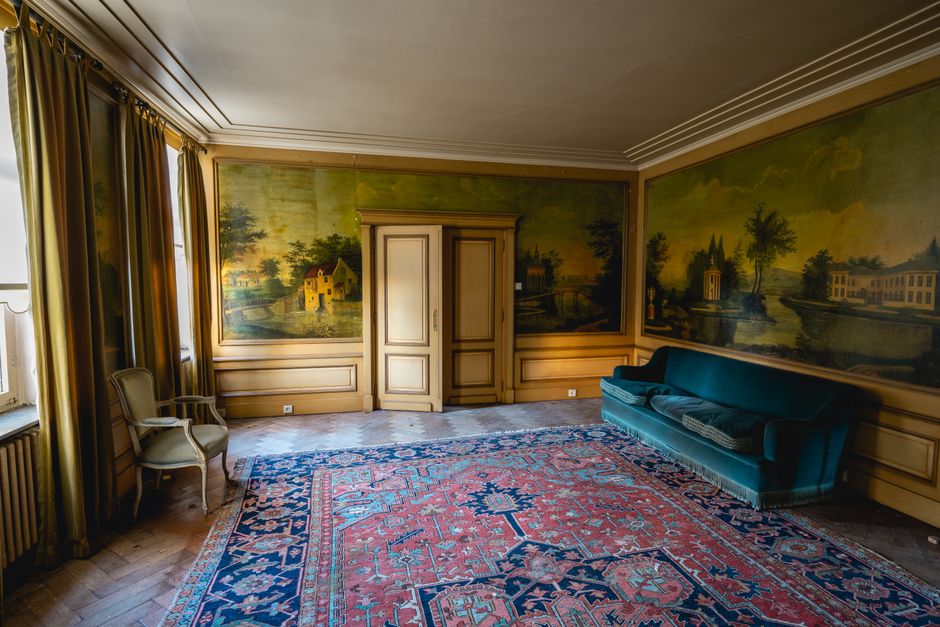 Vintage gordijnen met hedendaags meubels in woonkamer. Vintage gordijnen met hedendaags meubels in woonkamer.