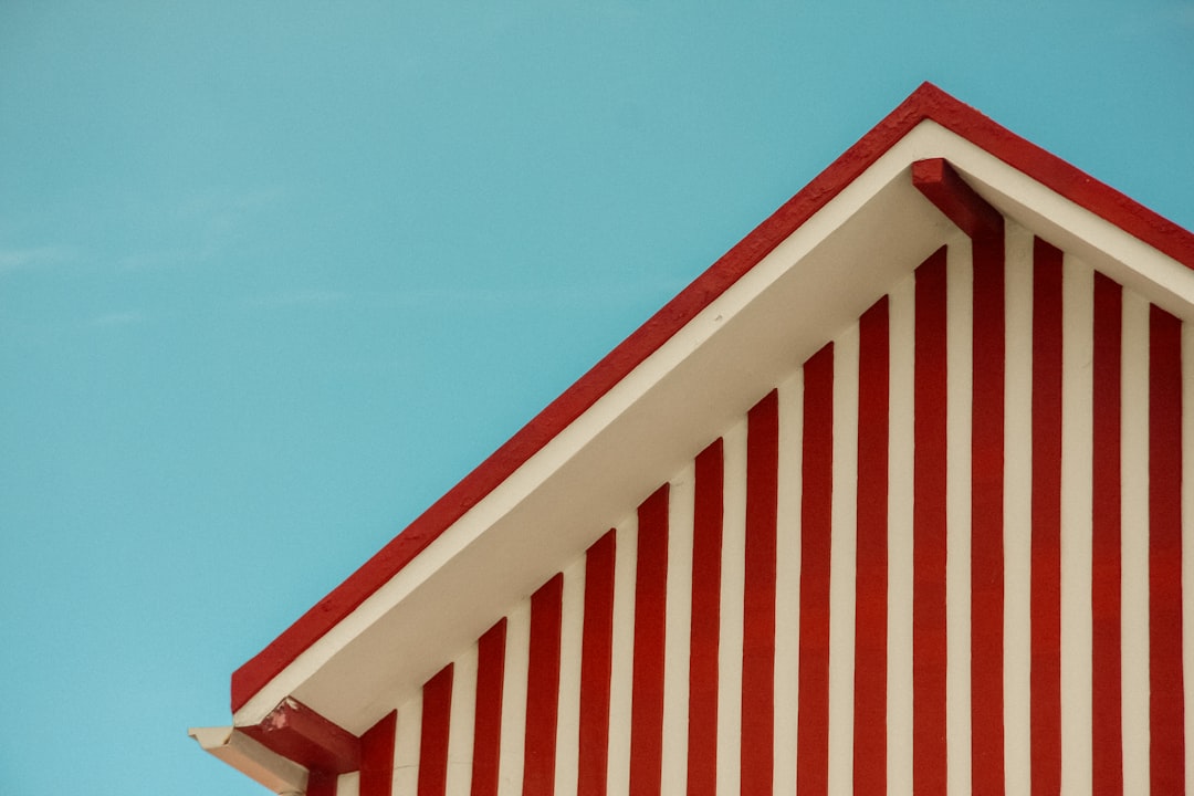 Woonkamer met lichte kleuren en minimalistisch meubilair. Woonkamer met lichte kleuren en minimalistisch meubilair.