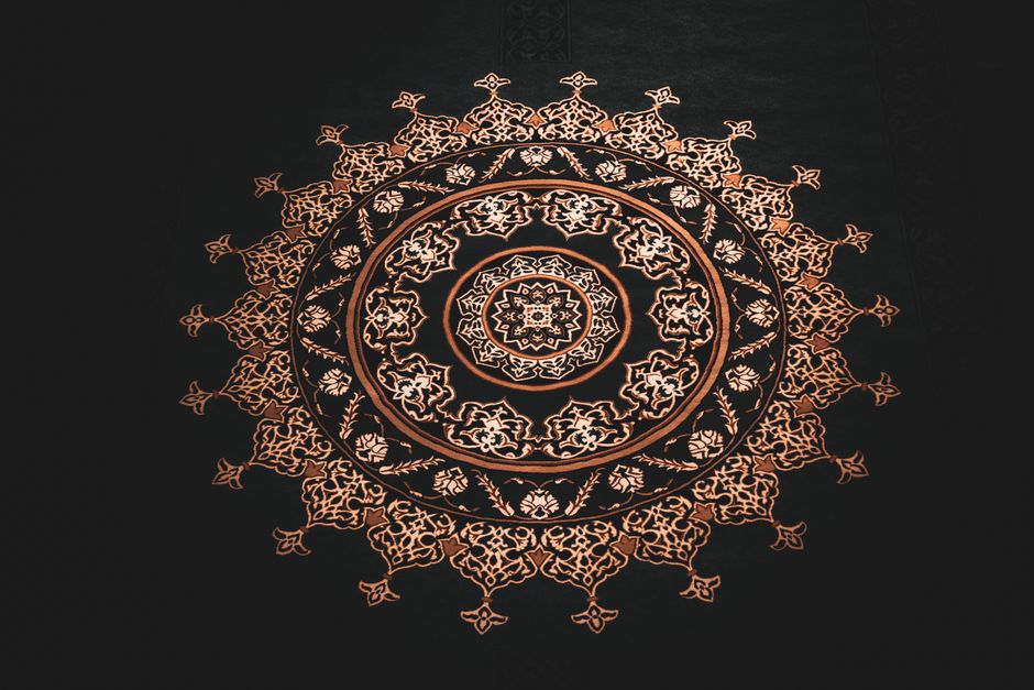 Meditatieve sfeer met zachte mandala gordijnen. Meditatieve sfeer met zachte mandala gordijnen.