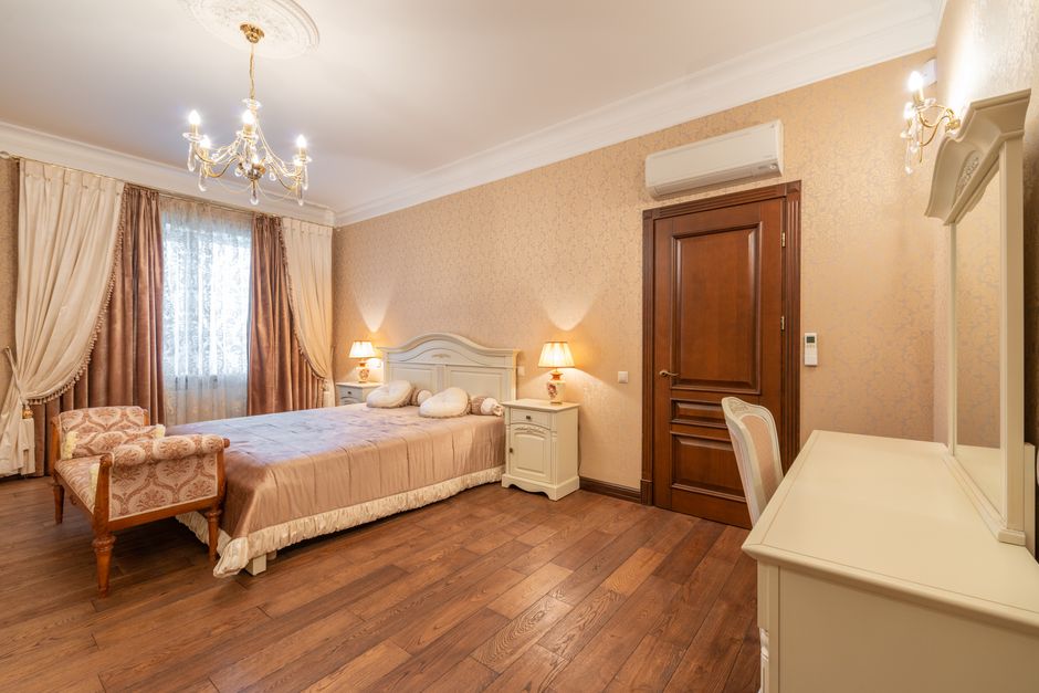 Een woonkamer verlicht met warm wit licht. Een woonkamer verlicht met warm wit licht.