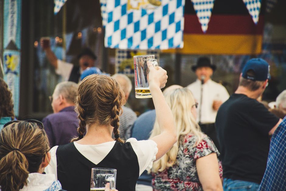 Tafel vol Oktoberfest-lekkernijen en traditionele schotels.