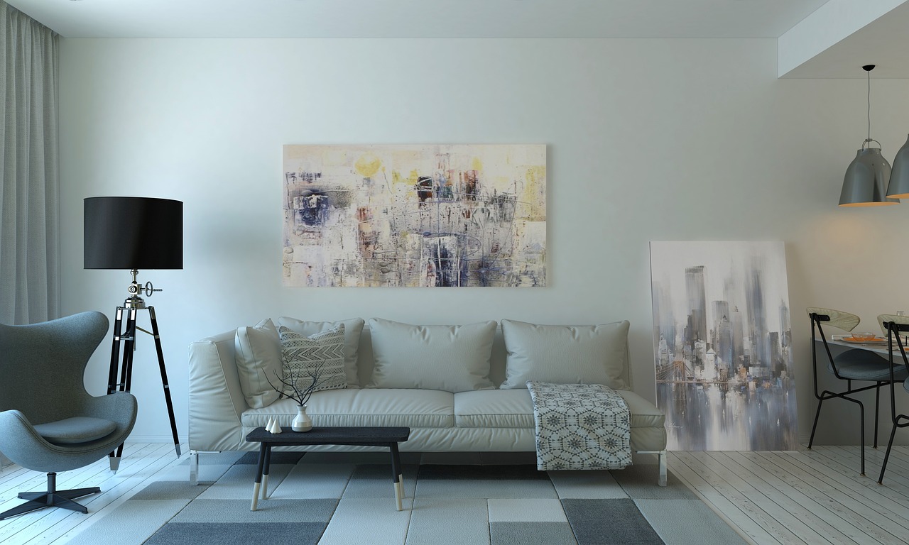 Boekenkast gestyled met herfstige neutrale accessoires.