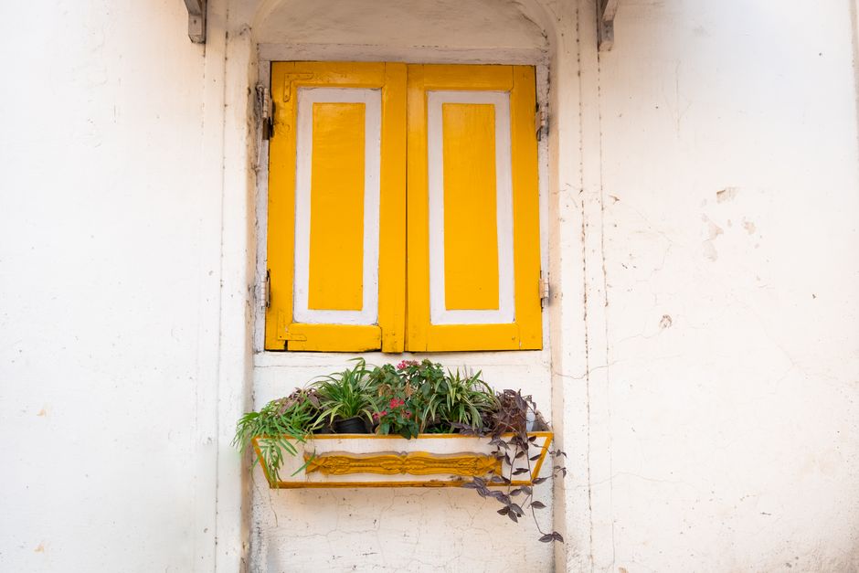 Veelkleurige vitrage brengt herfsttinten in het huis. Veelkleurige vitrage brengt herfsttinten in het huis.