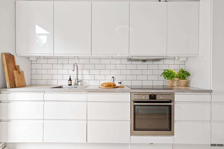 Minimalistische keuken met herfstdecoraties Minimalistische keuken met herfstdecoraties