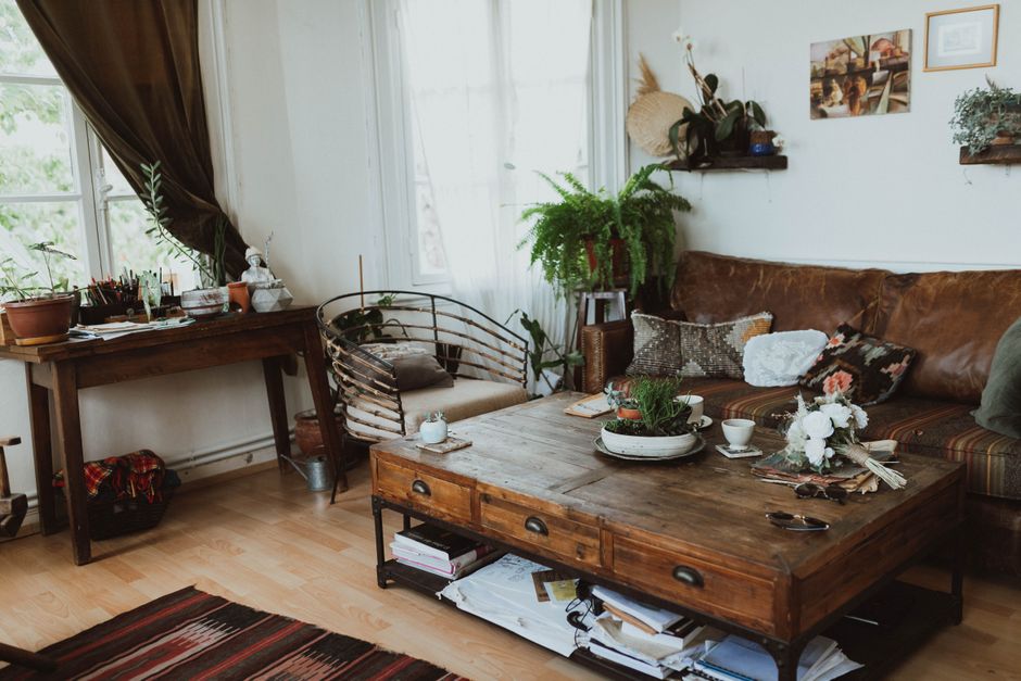 Boho woonkamer met warme herfsttinten en planten. Boho woonkamer met warme herfsttinten en planten.