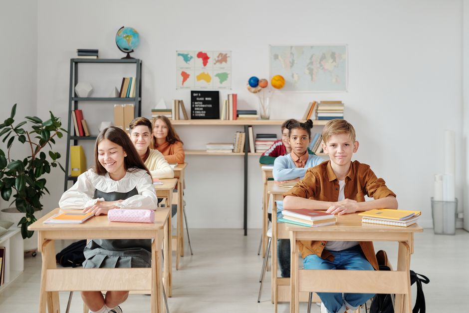 Creatieve studieruimte met prikbord en schoolbenodigdheden.