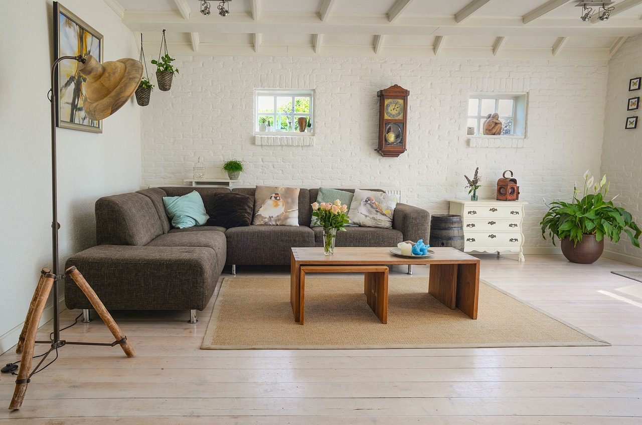 Rustgevende badkamer met bladeren en kaarslicht. Rustgevende badkamer met bladeren en kaarslicht.