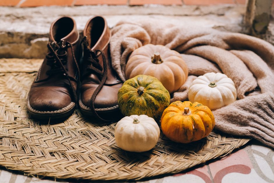 Herfstdecor met vintage auto-affiche.