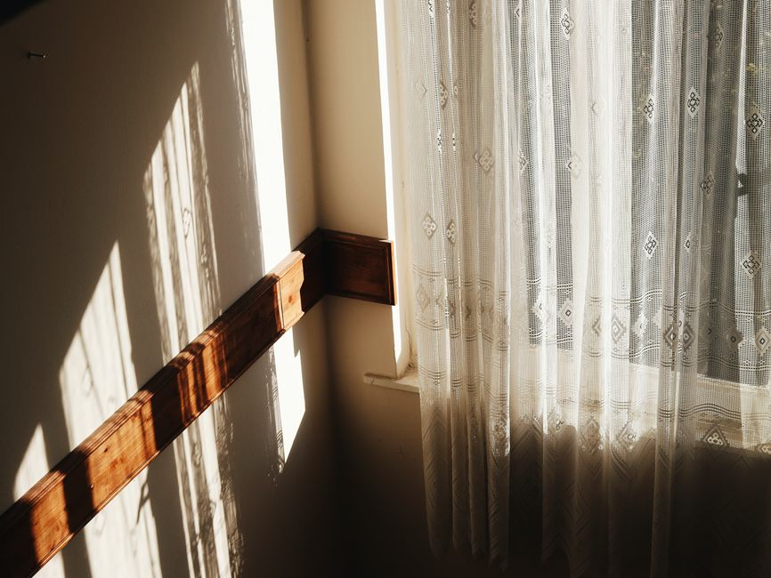 Minimalistisch interieur met lichte gordijnen.