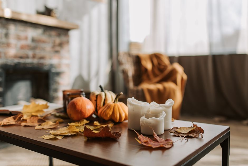 Gezellige woonkamer met herfstdecoratieve accessoires